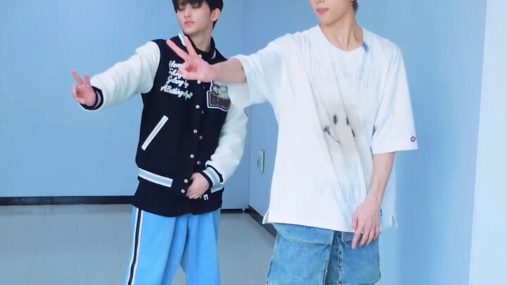 The crystal-clear footsteps and applause from behind make Lee Mark and Park Ji-sung look even cooler