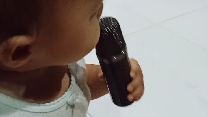 Yesha's videoke time 😁👶