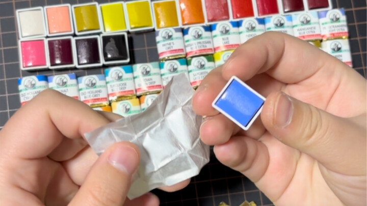 Received the old Dutch feed! Unboxing of the happy-plus-and-minus edition watercolor paints.