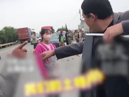 Fruit Farmer Blocks Driver with Apples—Yunnan’s Zhaotong Residents Are Devastated After Seeing This 