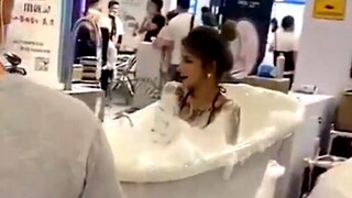 Cara Penjualan Bak Mandi Ini Sangat Konyol!