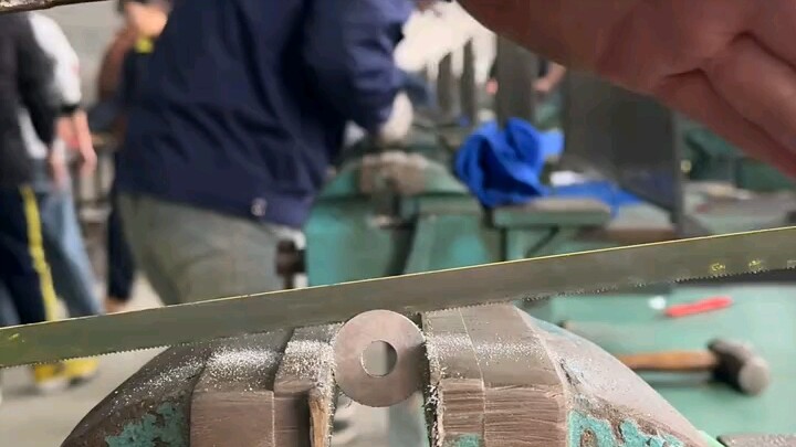 ช่างฝีมือระดับ 8 เป็นแบบไหนกันนะ! แค่เลื่อยแหวนรองฆ่าเวลาเท่านั้นเอง! “ช่างฝีมือ” การสอบเข้าอาชีวศึก