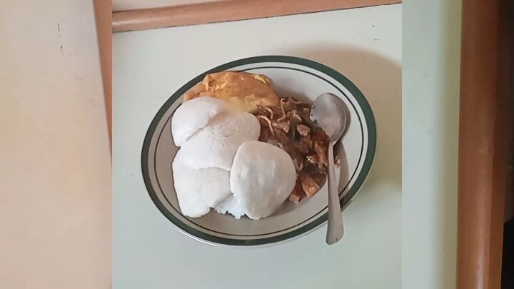 nasi sayur tempe pedas telor dadar krupuk
