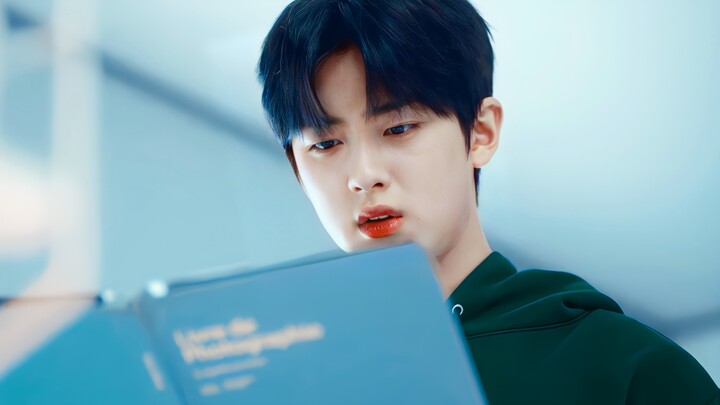 Anh ấy hình như đang đóng vai nam thứ mới toanh, phát hiện ra mối tình tay ba thì bỏ chạy nhanh nhất