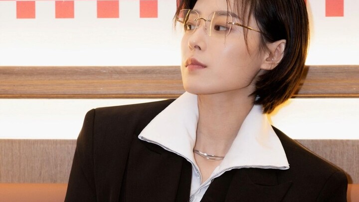 I’m keeping quiet today—my makeup and styling are *this* perfect, so you can’t blame me if the blind