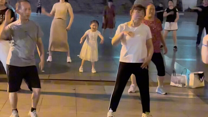 人嘛，枯燥乏味的生活里总得培养点兴趣爱好比如豆豆，最近爱上跳坝坝舞了，哈哈，学的还有模有样的，傲娇的小模样太可爱了