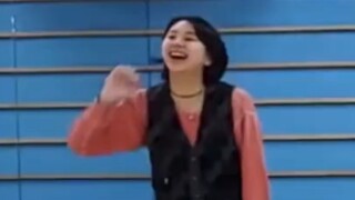 凑崎纱夏:你看这个傻柴就是逊啦！