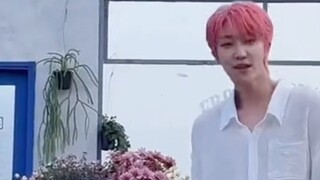 Seventeen & Winner Khi tôi xem video này ở chế độ tắt tiếng, điều tôi nghĩ đến là tôi yêu bạn. Tôi đ