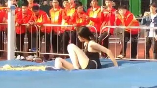 "การกระโดดครั้งนี้ทำให้เธอกลายเป็นศัตรูสาธารณะของสาวๆ ทุกคนในโรงเรียน"