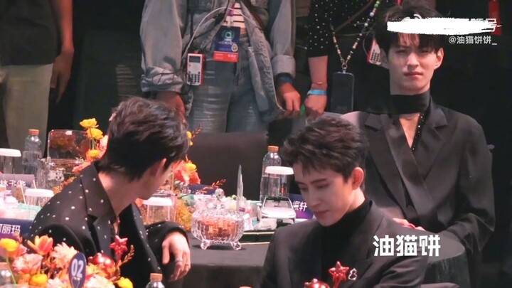 น้องเถียนเจียรุ่ยของเรา ที่แท้เวลาเข้าห้องน้ำก็ยังหาเพื่อนไปด้วยนะ หน้าตาของสวีเจิ้นเสวียนทำเอาขำตาย