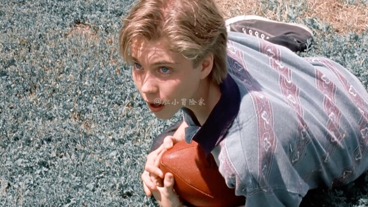 “To chase his crush, a guy disguises himself as a woman and joins the soccer team”