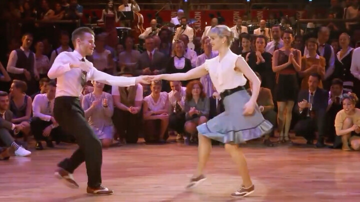 هذا أجمل حفل رقص شاهدته في حياتي! كأنه مسابقة تتابع رقصية: زوج بعد زوج، وكلهم يرقصون ببراعة مذهلة. إ