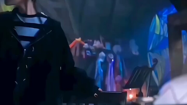 The little wolf girl's colorful nails are so cute