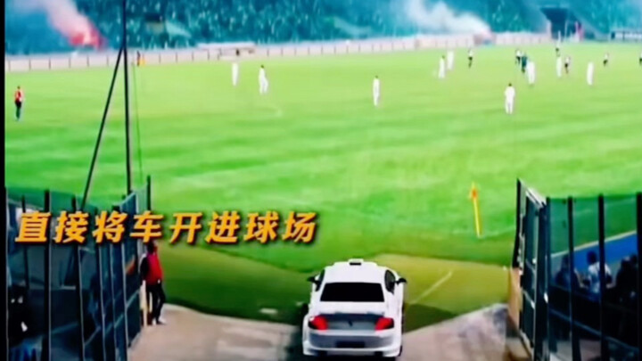 Daniel: "Serahkan pada saya," langsung mengendarai mobil masuk ke lapangan sepak bola