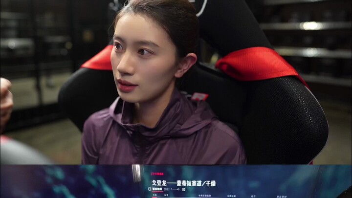 领航员上头弃车退赛女驾驶员孤立无援