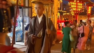 Raising your eyes is an appreciation of beauty, lowering your eyebrows is a respect for girls#monk