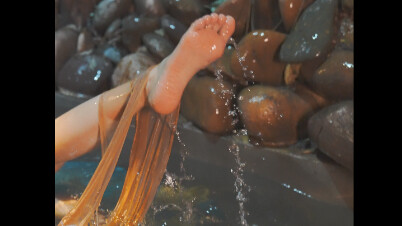 الاستحمام في الينابيع الساخنة~ في الواقع هو ماء بارد qwq