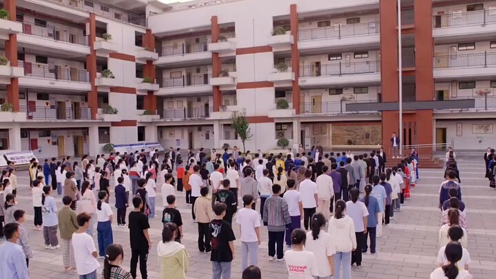 Para siswa laki-laki berlomba siapa yang bisa kencing paling jauh di lorong, tapi guru hanya perlu s