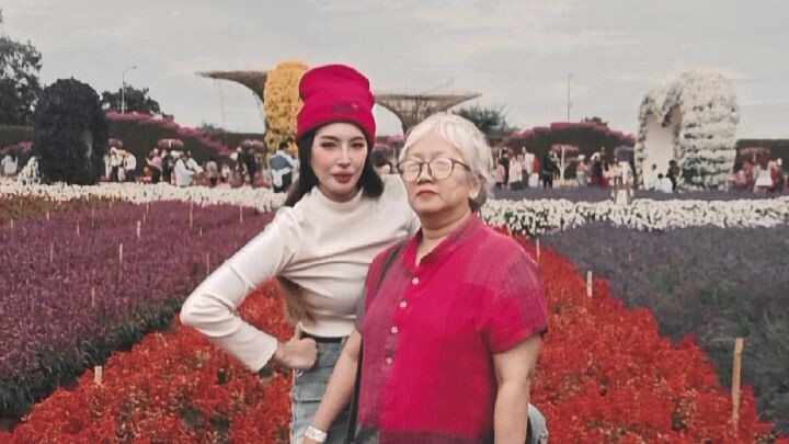 แม่เดีย ยืนเป็นดอกไม้