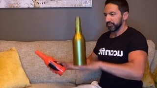 调酒师用酒瓶玩卡点，动作顺滑到像被剪辑过一样