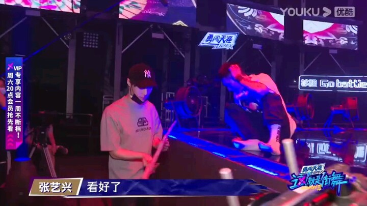 【张艺兴】帽子戏法学会了吗 扇子戏法来啦