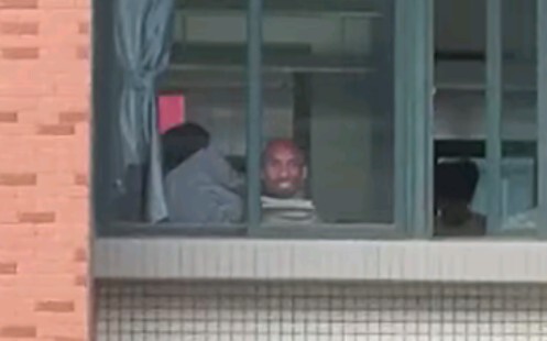 Lao Da suddenly appeared at the classroom window