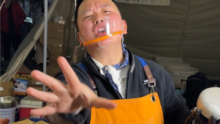 Một xiên bì khoai lang chỉ 2 nhân dân tệ trên đường phố Trùng Khánh có thể khiến bạn vui cả ngày.