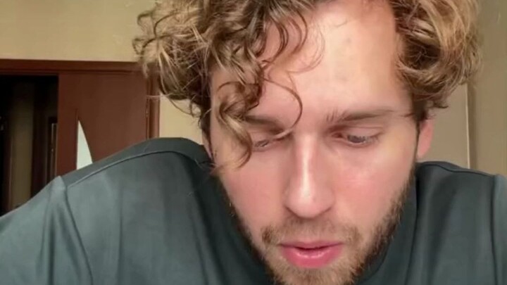 إممممم عندما تتناول الإفطار وأنت ما زلت غير مستيقظ تمامًا...