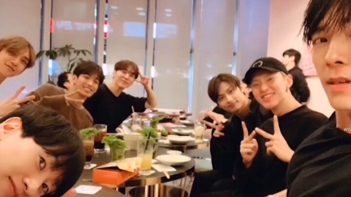 KPOP's family spirit! Super Junior and Seventeen are the two groups that went to each other's concer