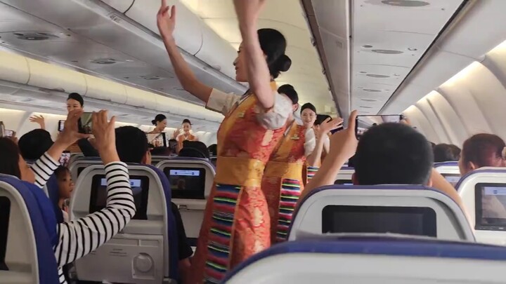 西藏航空空姐跳舞庆祝西藏自治区成立60周年，这趟飞机的旅客赚了