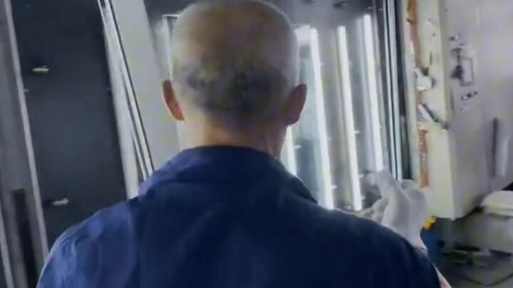 Tukang: Kaca rumah siapa yang dipasang seperti ini! Direktur pabrik: Kalau nggak dipasang seperti in