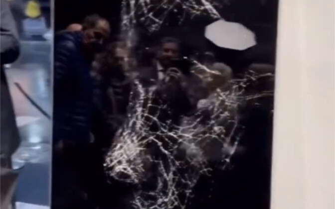 Thắp sáng cuộc đời tan vỡ này