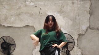 Maria menari dengan gaya rambut yang sama dengan Hwasa, "Jika saya tidak memenuhi standar estetika p