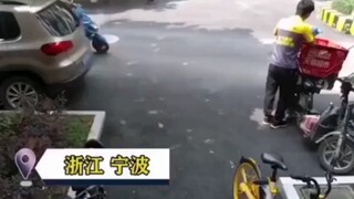 A heartwarming scene: two delivery guys are both competitors and brothers in the same industry