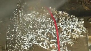 Tổ kiến xây trên khúc gỗ được làm bằng cách đổ trực tiếp nhôm nóng vào, và hình dạng cuối cùng rất t