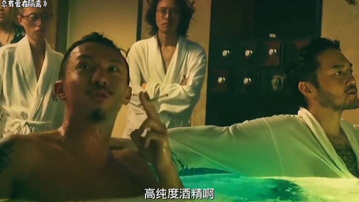 Trùm xã hội đen tắm cồn để diệt khuẩn, ai ngờ bóng đèn lại hỏng đúng lúc, thế là xong đời
