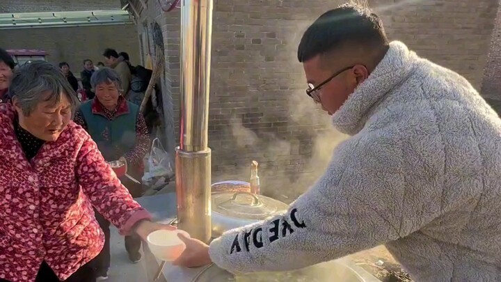 Hôm nay là thứ Bảy, các bạn nhỏ cũng đến rồi, già có, trẻ có! Rộn ràng lắm! Anh Thiết Nhĩ sẽ dẫn mọi