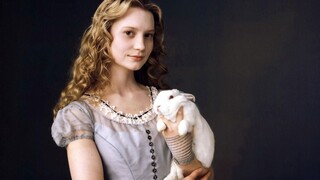 Ngoại hình của "Alice" Mia Wasikowska đã thay đổi. Cô ấy có làn da trắng, tính khí của một diễn viên