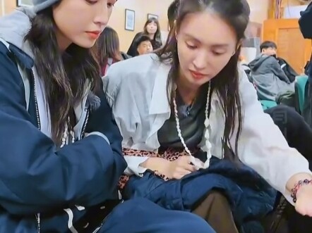 These two really match in terms of their mental state: "Youth With You" Jin Chen and Zhou Yutong.