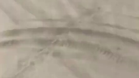 Para pria di belakang itu pasti sudah minum cukup banyak!