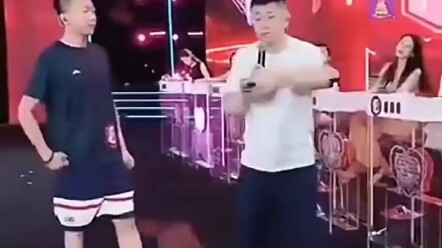 Di acara kencan buta, pihak wanita meminta pria tersebut langsung memindai kode dan mentransfer 500 