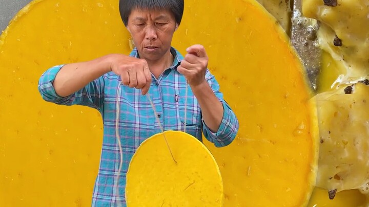 Grandma's traditional craftsmanship extracts beeswax. After two times of melting and solidification,