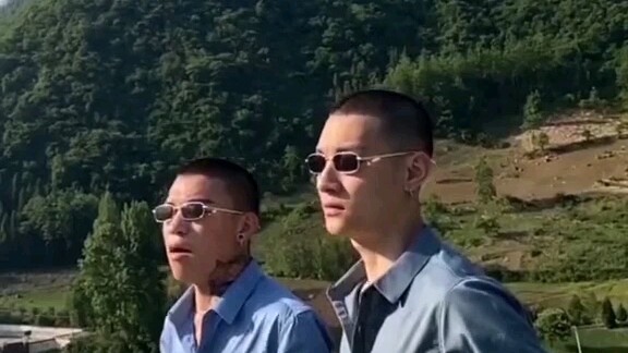 كل الشباب المفعمين بالحيوية يتمنون لصديقي النجاح في موعد الغرام!