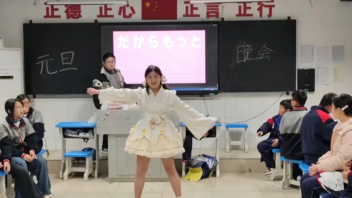 الشخص الذي لم يحضر أي حصة رياضة في الصف قفز على كامل أغنية "More Jump More" في حفل رأس السنة.