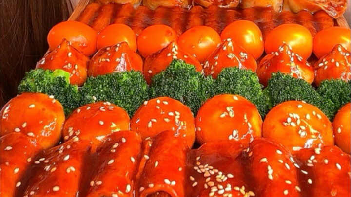 Spicy sauce and a variety of delicacies—Qiqi Ba!