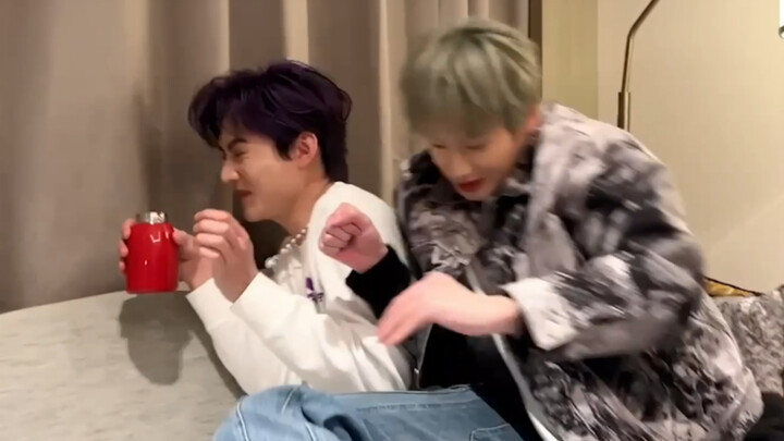 โจวเค่ออวี่｜ใกล้ยุบวงแล้วก็เริ่มปลดปล่อยตัวเอง ไม่กลัวอะไรเลย ขาดแค่ได้ชกกันสักที ฮ่าๆ