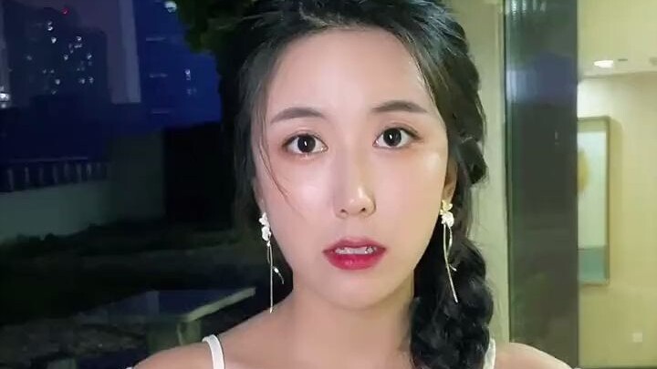 Có lẽ đây chính là cảnh người trong cuộc thì mê, người ngoài cuộc thì sáng tỏ chăng...