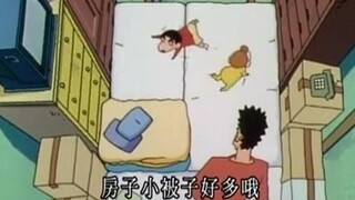 小新家住进了平米很小的公寓里，一家人难得的温馨呀