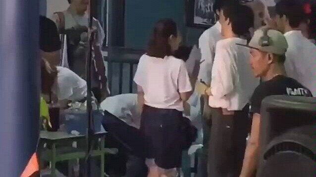 【offgun】Thành viên nhóm nhạc nữ Atthaphan nhảy trực tuyến cho bố mình xem