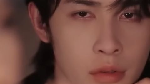 Tak ada yang berani mendekati CEO dingin itu, tapi satu ciumanku menaklukkannya